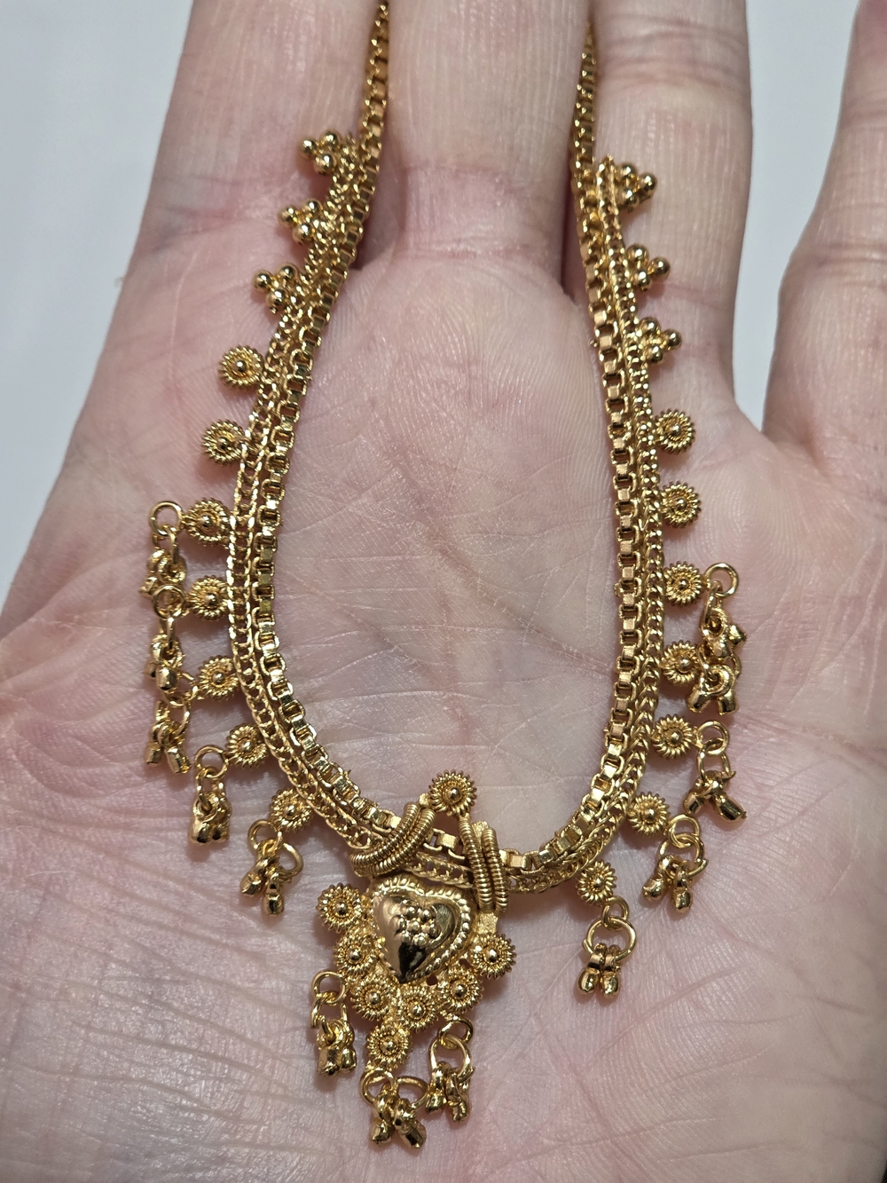 Gold-Tone Women's Heart Pendant Necklace - Elegant Traditional Jewelry